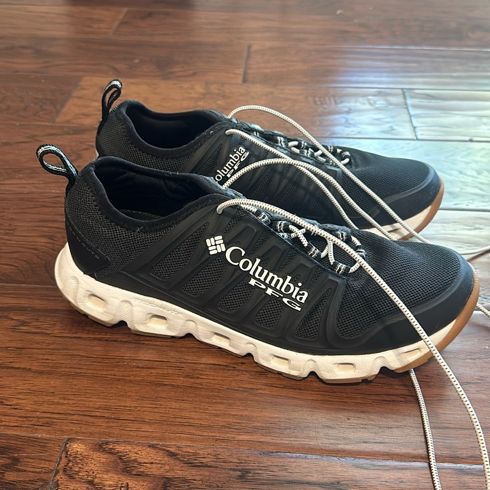 Men’s Columbia hiking sneakers in size 9